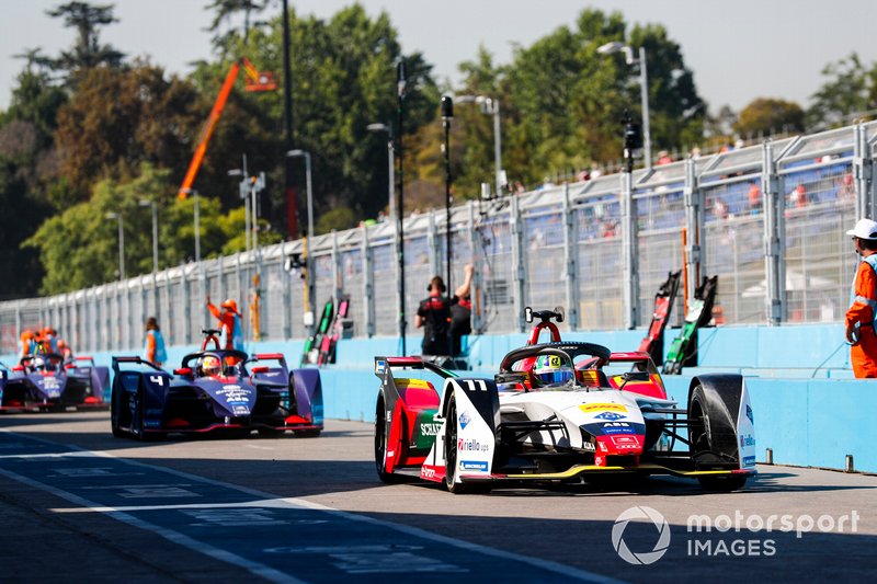 Lucas di Grassi, Audi Sport ABT Schaeffler, Audi e-tron FE05, lascia la pit lane, Robin Frijns, Envision Virgin Racing, Audi e-tron FE05, Sam Bird, Envision Virgin Racing, Audi e-tron FE05