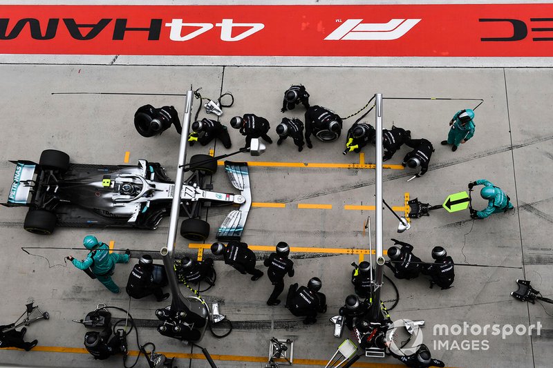 Valtteri Bottas, Mercedes AMG W10 pit stop 