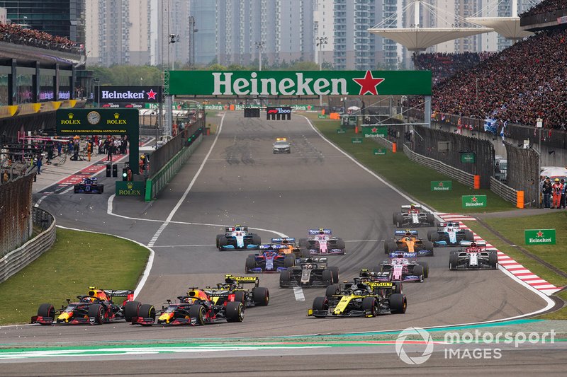 Max Verstappen, Red Bull Racing RB15, leads Pierre Gasly, Red Bull Racing RB15, Daniel Ricciardo, Renault F1 Team R.S.19, Nico Hulkenberg, Renault F1 Team R.S. 19, Romain Grosjean, Haas F1 Team VF-19, Sergio Perez, Racing Point RP19, and the remainder of the field at the start
