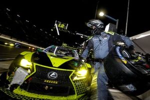 #12 AIM Vasser Sullivan Lexus RC F GT3, GTD: Frank Montecalvo, Townsend Bell, Aaron Telitz, Jeff Segal, pit stop