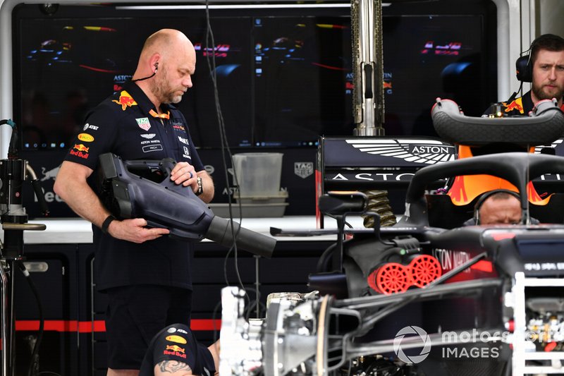Red Bull Racing mekanikeri ve Red Bull Racing RB15