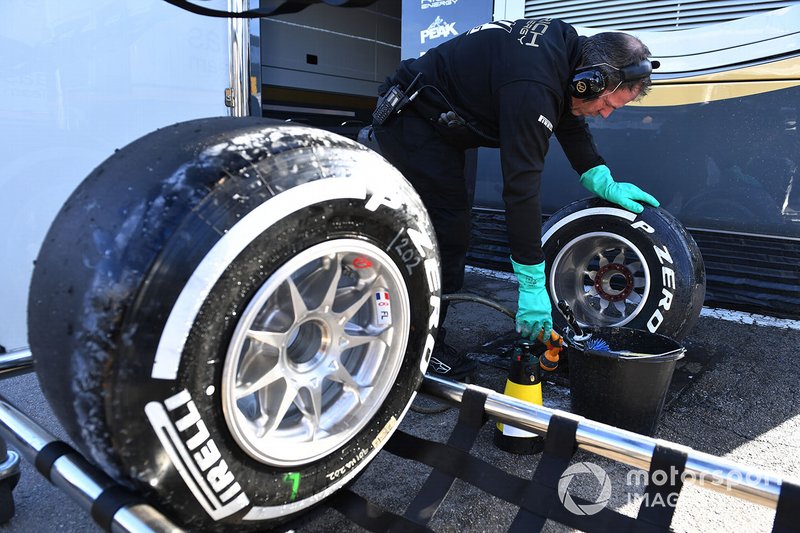 Un meccanico Mercedes-AMG F1 lava le gomme Pirelli ed i cerchioni