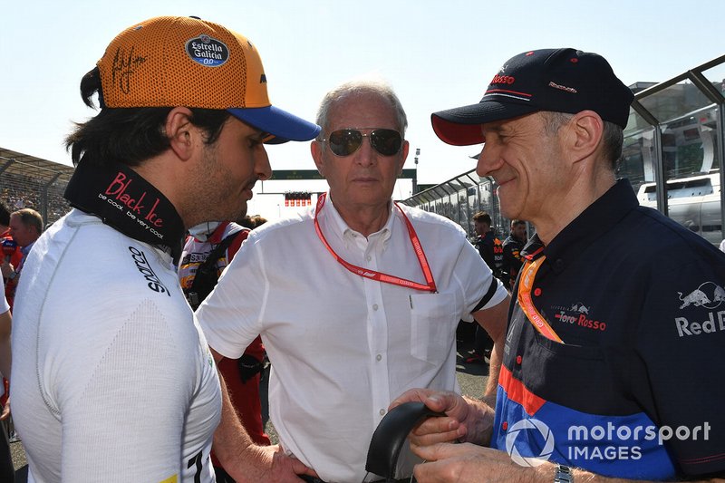 Carlos Sainz Jr., McLaren, habla con Franz Tost, Team Principal, Toro Rosso