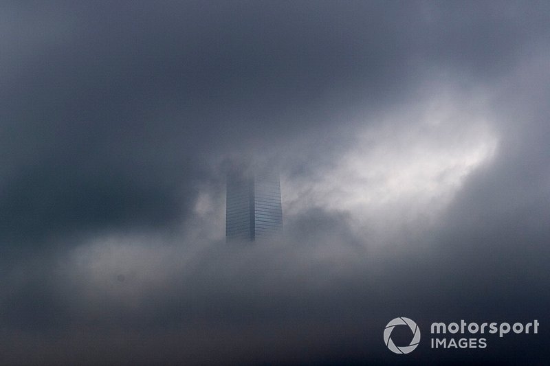 La vista de Hong Kong bajo nubes grises