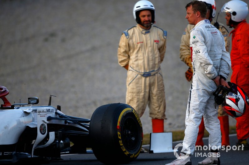 Kimi Raikkonen, Alfa Romeo Racing C38 detenido en la pista