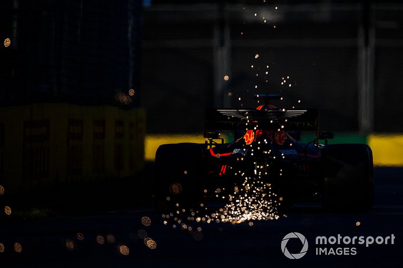 Scintille dalla monoposto di Max Verstappen, Red Bull Racing RB15