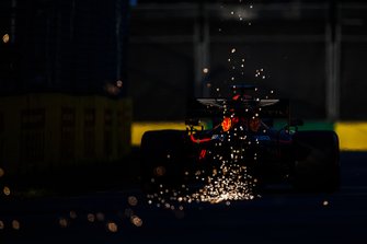 Vonken bij Max Verstappen, Red Bull Racing RB15