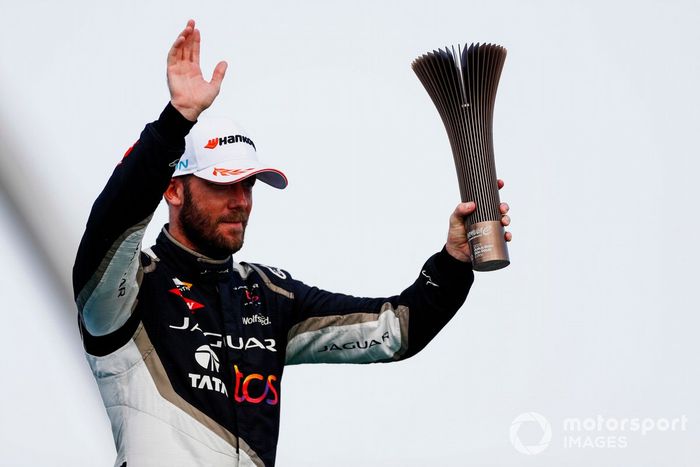 Sam Bird, Jaguar Racing, 3ª posición, con su trofeo