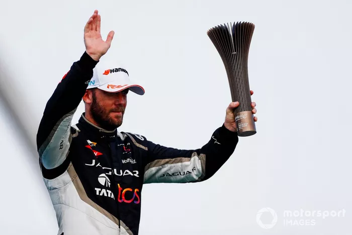 Sam Bird, Jaguar Racing, 3ª posición, con su trofeo