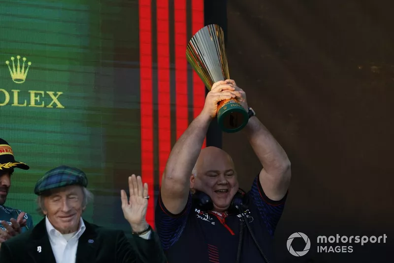 Il trofeo Costruttori viene consegnato al delegato Red Bull da Sir Jackie Stewart
