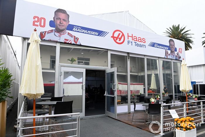Zona de hospitalidad del equipo Haas en el paddock
