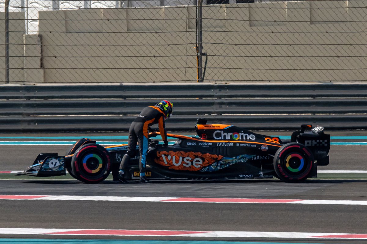 Oscar Piastri, McLaren MCL36, esce dalla sua auto