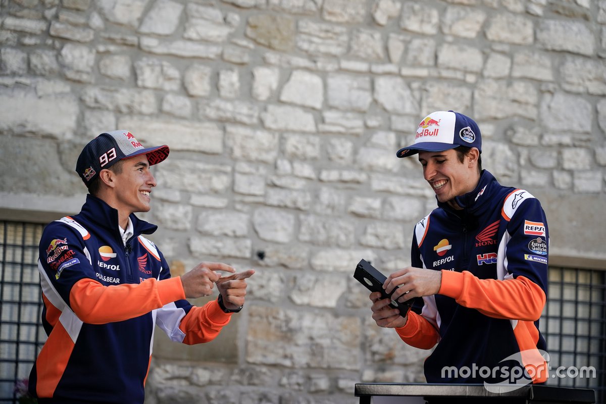 Marc Márquez y Alex Márquez en el juego de la Caja Sorpresa