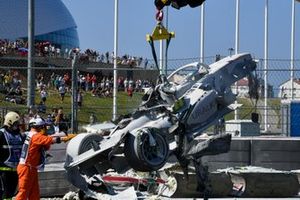 Les commissaires retirent la monoplace de Luca Ghiotto, Hitech Grand Prix après son crash avec Jack Aitken, Campos Racing 