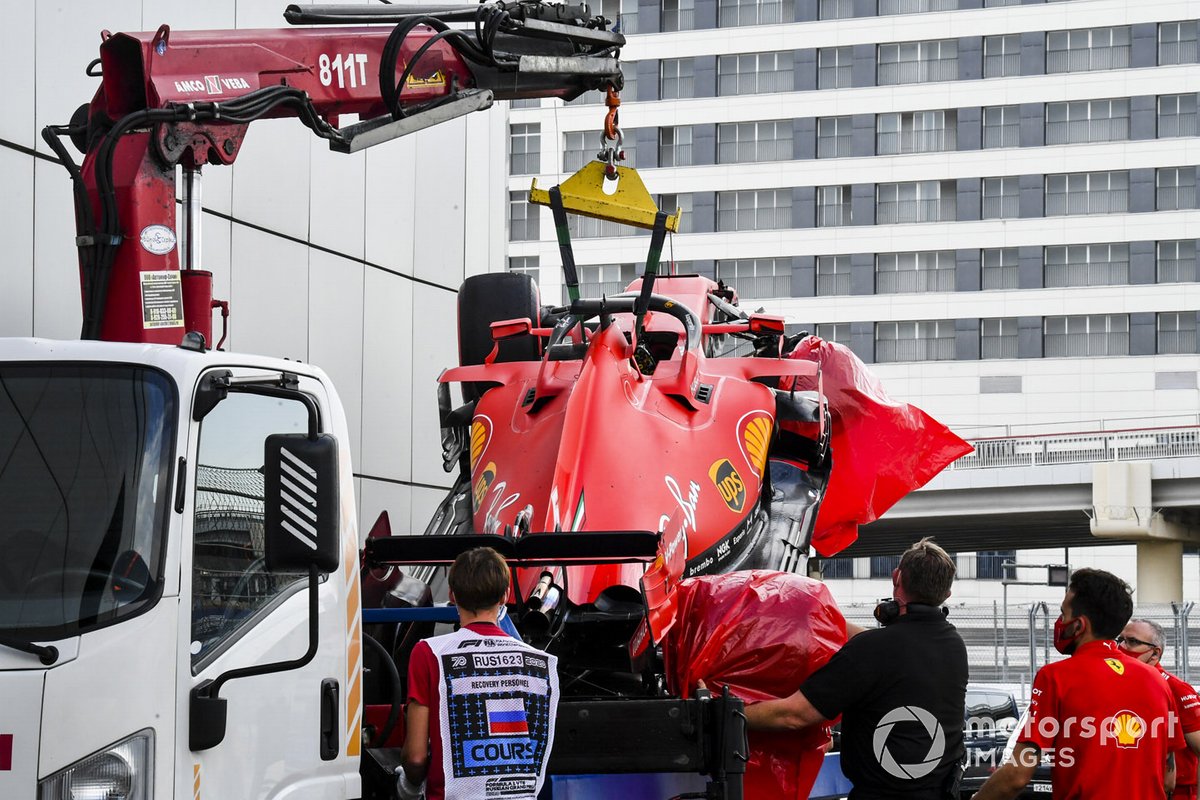 Los mecánicos de Ferrari descargan el monoplaza dañado de Sebastian Vettel, Ferrari SF1000