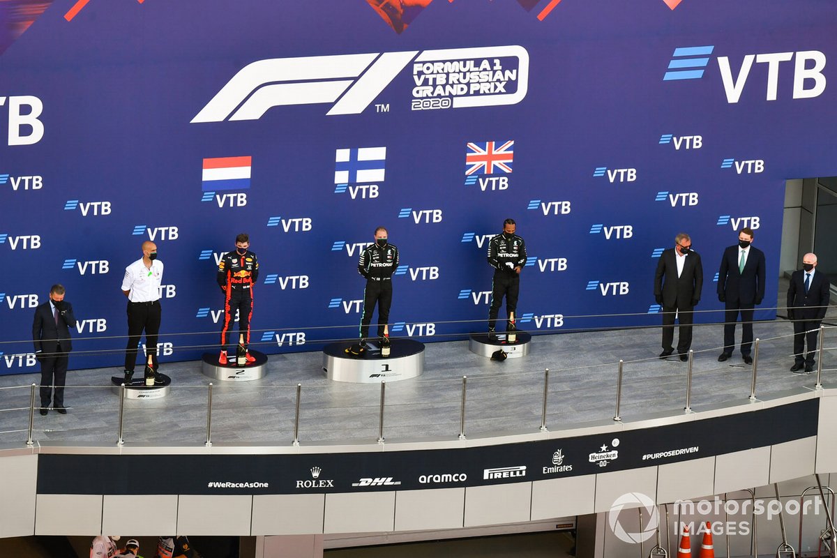 Podio: ganador de la carrera Valtteri Bottas, Mercedes-AMG F1, segundo lugar Max Verstappen, Red Bull Racing, tercer lugar Lewis Hamilton, Mercedes-AMG F1
