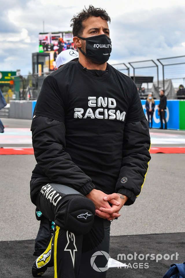 Daniel Ricciardo, Renault F1, se arrodilla en apoyo de la campaña "End Racism"