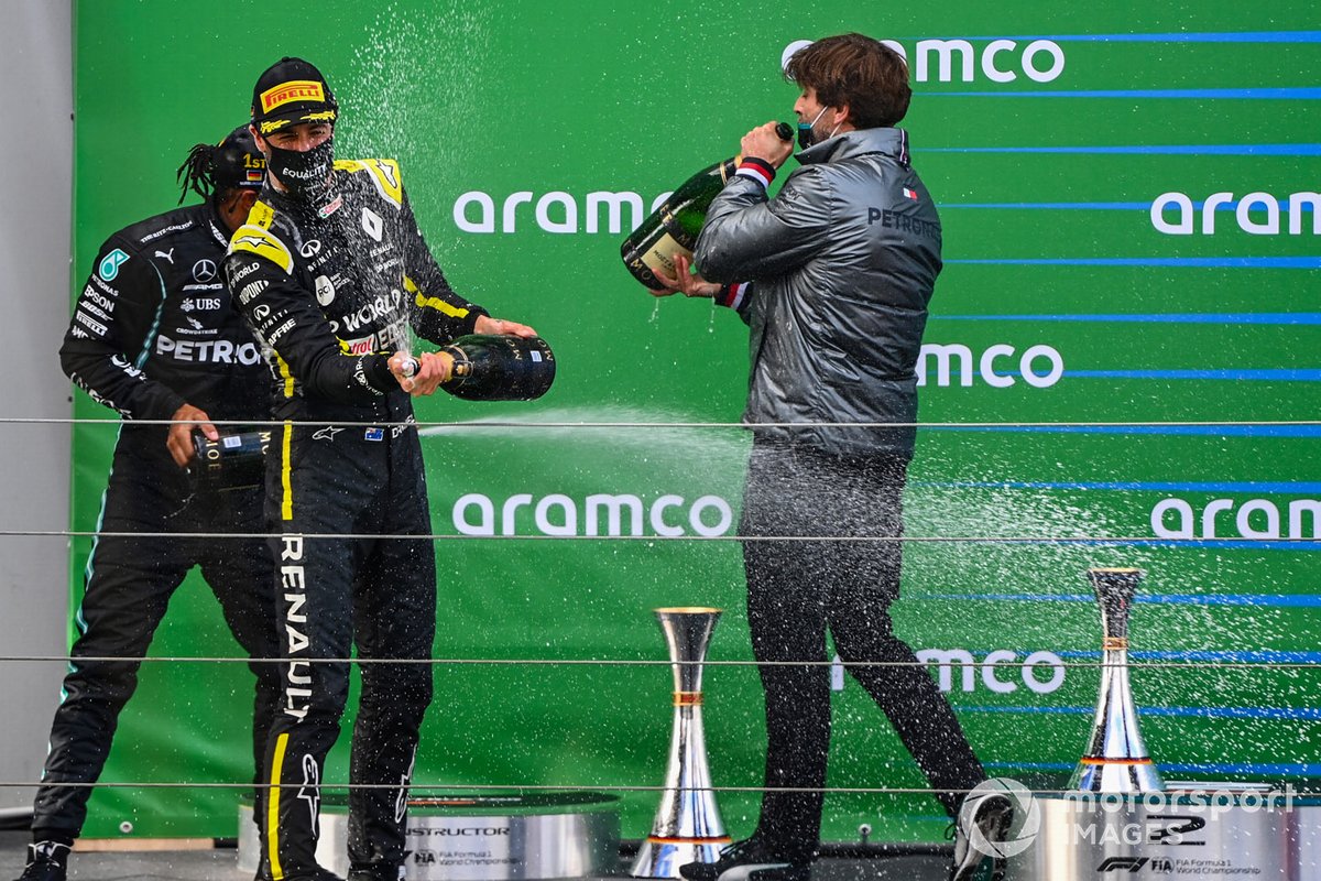 Daniel Ricciardo, Renault F1, 3rd position, sprays Champagne from the podium