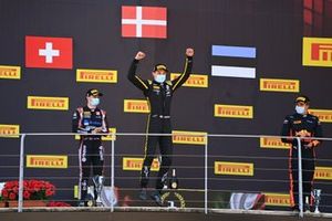 Le vainqueur Christian Lundgaard, ART Grand Prix fête sur le podium avec Louis Deletraz, Charouz Racing System et Juri Vips, Dams 