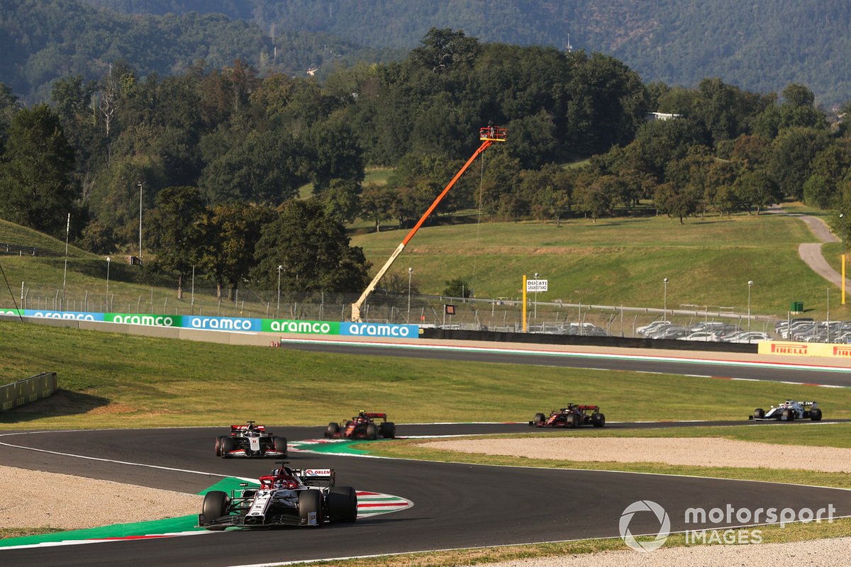 Kimi Raikkonen, Alfa Romeo Racing C39, Romain Grosjean, Haas VF-20, Charles Leclerc, Ferrari SF1000, ve Sebastian Vettel, Ferrari SF1000