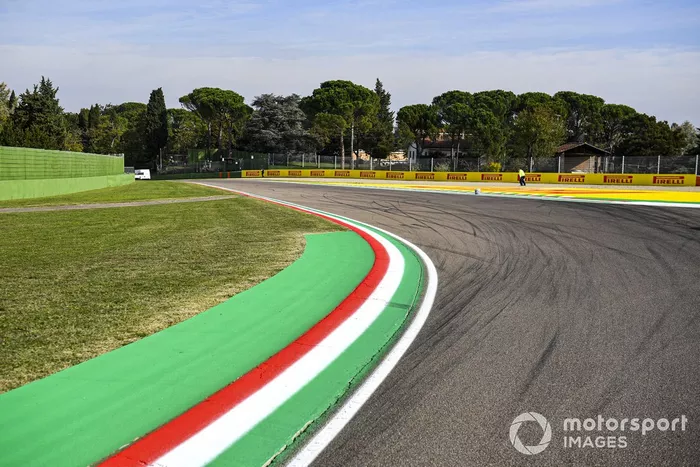 Una curva de Imola con los pianos con los colores de la bandera de Italia