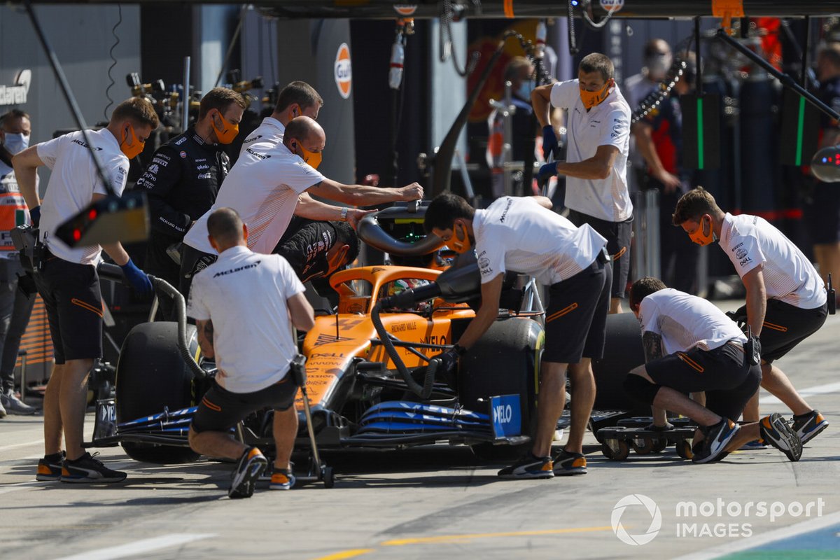 Lando Norris, McLaren MCL35 en pits