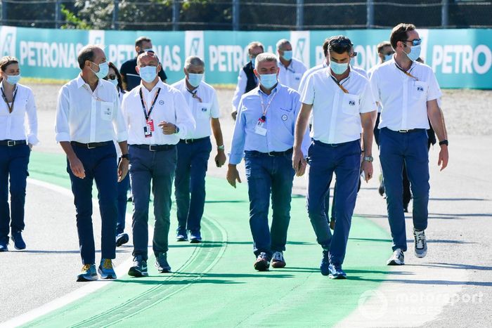 Michael Masi, director de carrera de la F1, inspecciona el circuito de Monza con representantes de la FIA y del ACI (Automobile Club d'Italia)