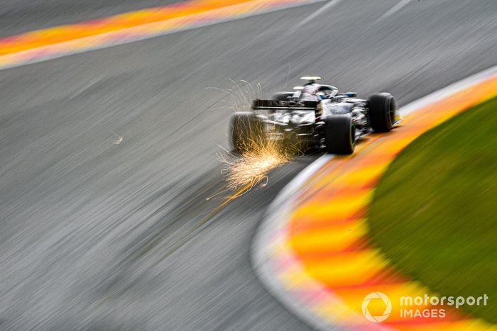 Valtteri Bottas, Mercedes F1 W11 sacando chispas