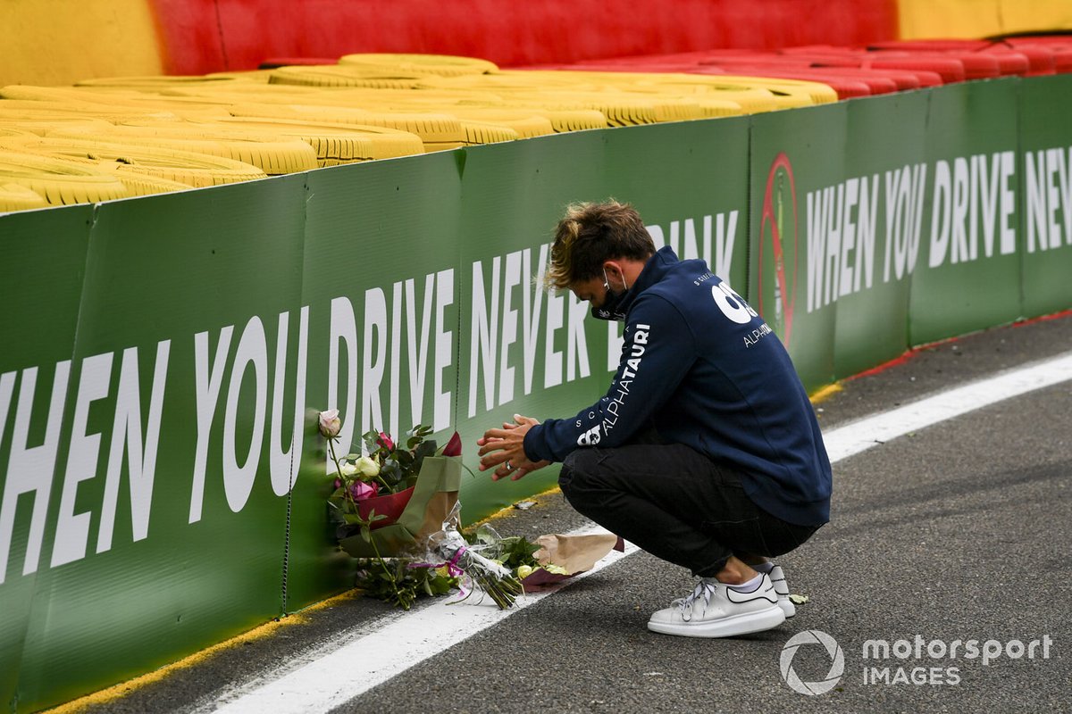 Pierre Gasly, Toro Rosso, deja flores en memoria de su amigo Anthoine Hubert, fallecido en Spa en 2019