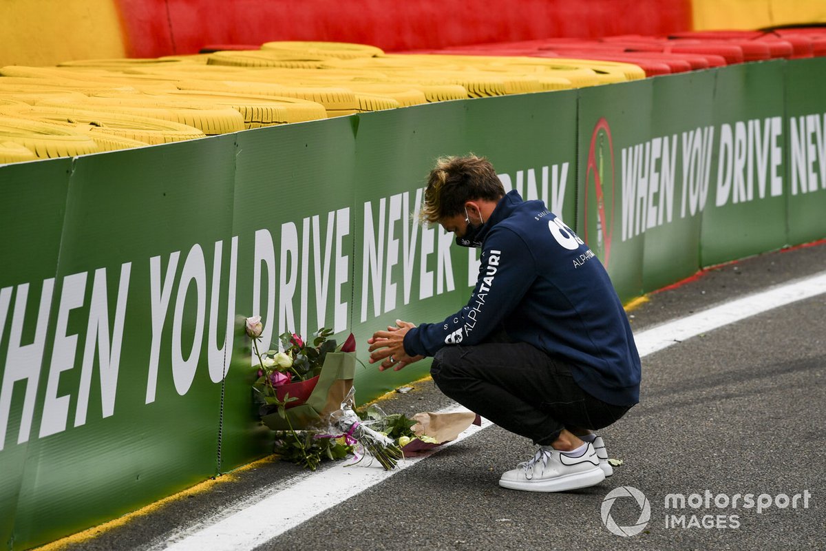 Pierre Gasly, AlphaTauri, legt bloemen op de plek waar Anthoine Hubert in 2019 om het leven kwam