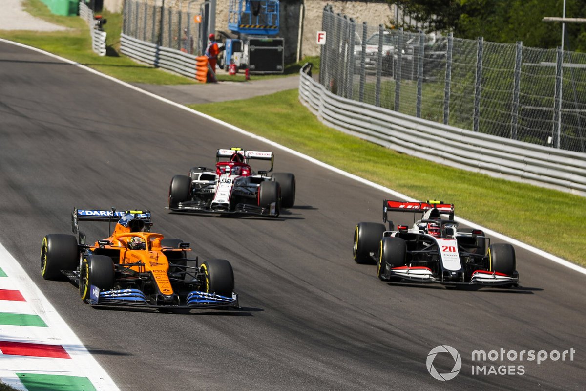 Lando Norris, McLaren MCL35, Antonio Giovinazzi, Alfa Romeo Racing C39 e Kevin Magnussen, Haas VF-20
