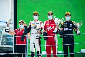 Theo Pourchaire, ART Grand Prix, il vincitore della gara Frederik Vesti, Prema Racing e Oscar Piastri, Prema Racing festeggiano sul podio con il trofeo e lo champagne