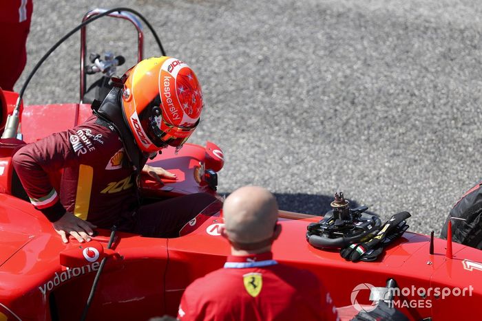 Mick Schumacher conduce el Ferrari F2004 con el que ganó el campeonato Michael Schumacher, en una carrera de demostración para celebrar el Gran Premio número 1000 de Ferrari 