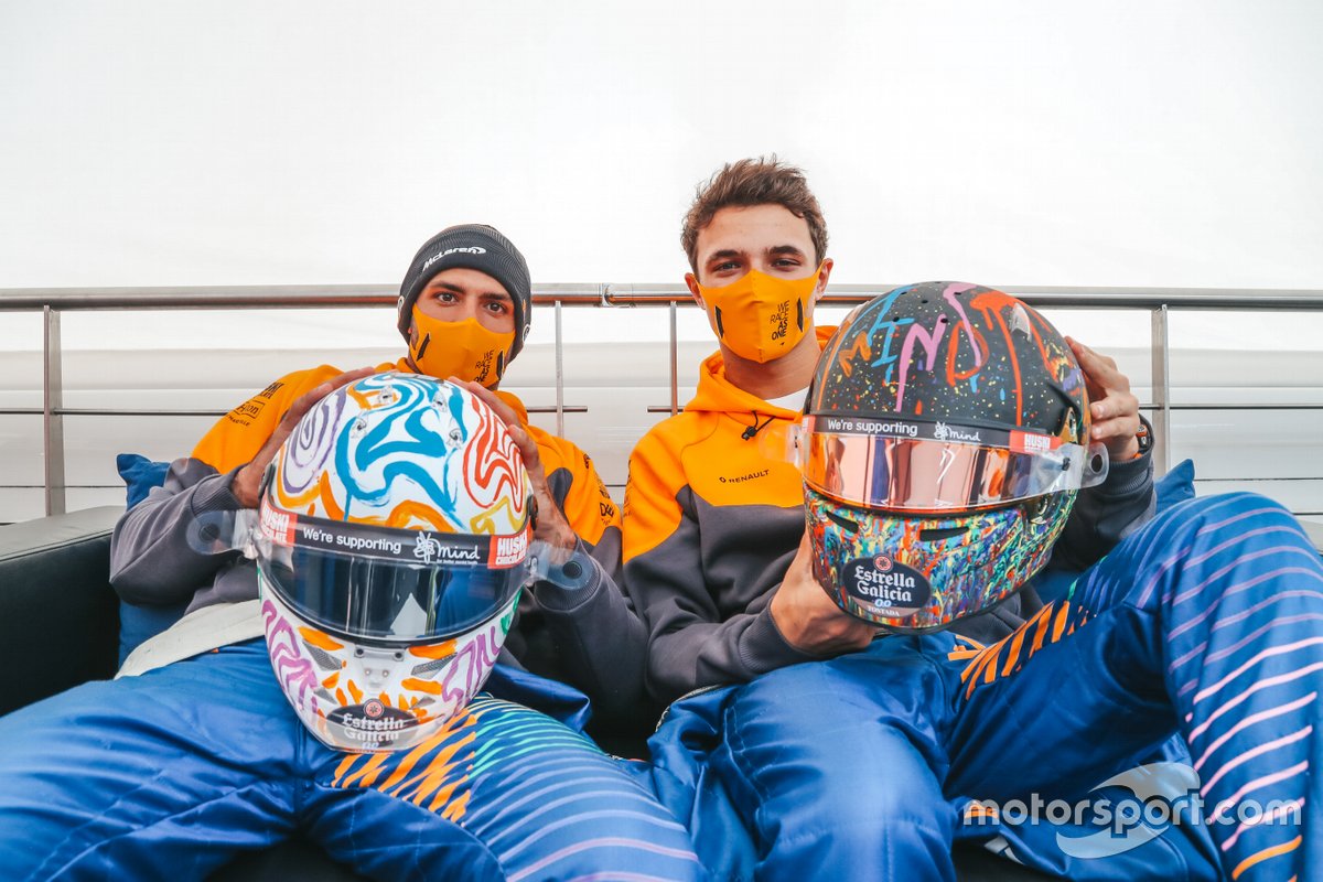Carlos Sainz Jr., y Lando Norris, McLaren con sus cascos especiales para Nürburgring