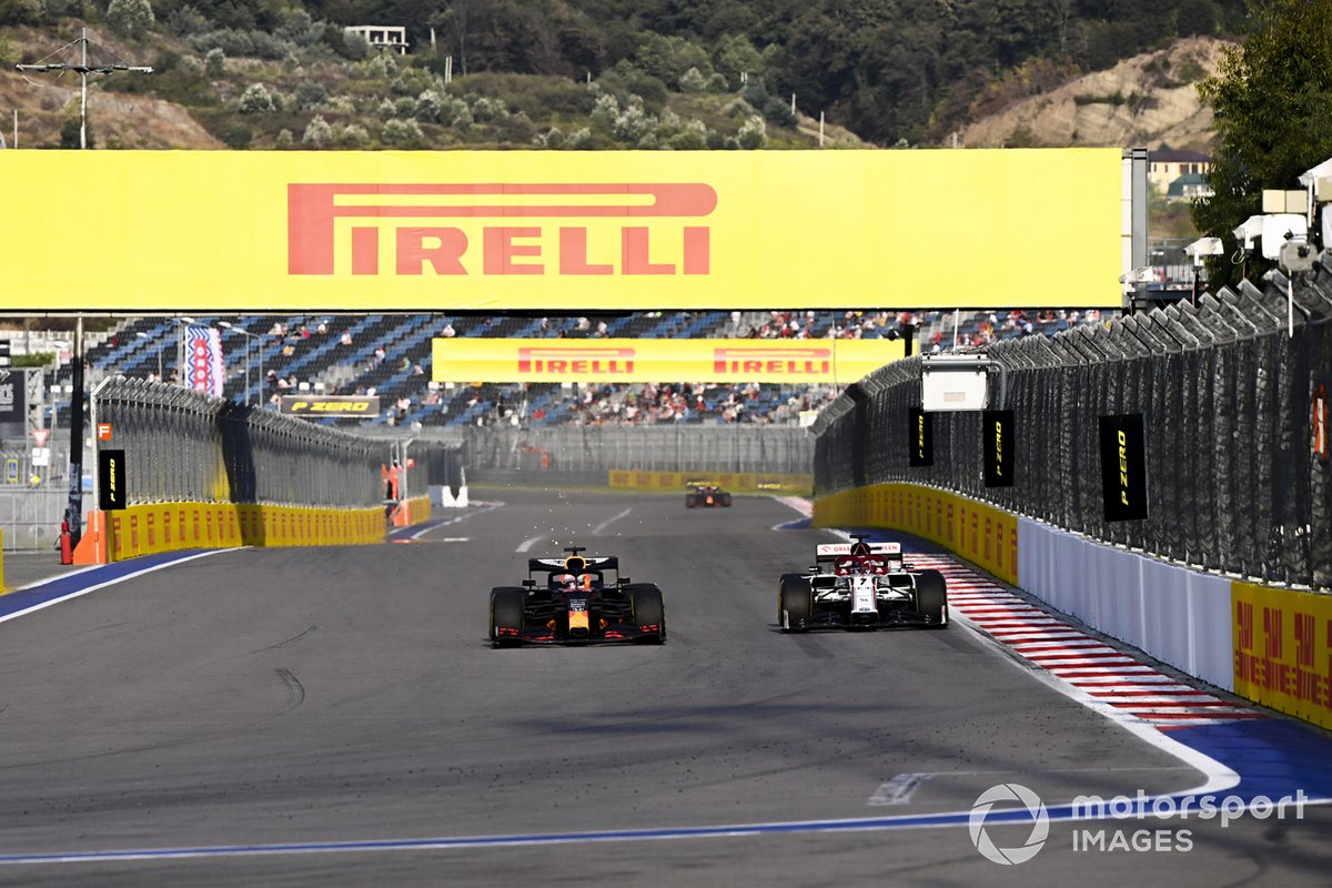Max Verstappen, Red Bull Racing RB16 e Kimi Raikkonen, Alfa Romeo Racing C39
