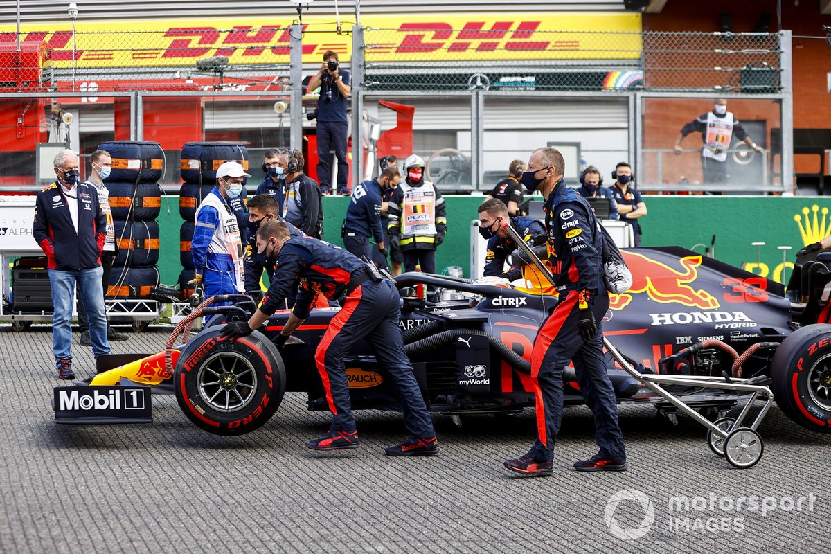 Max Verstappen, Red Bull Racing RB16, arriva sulla griglia di partenza