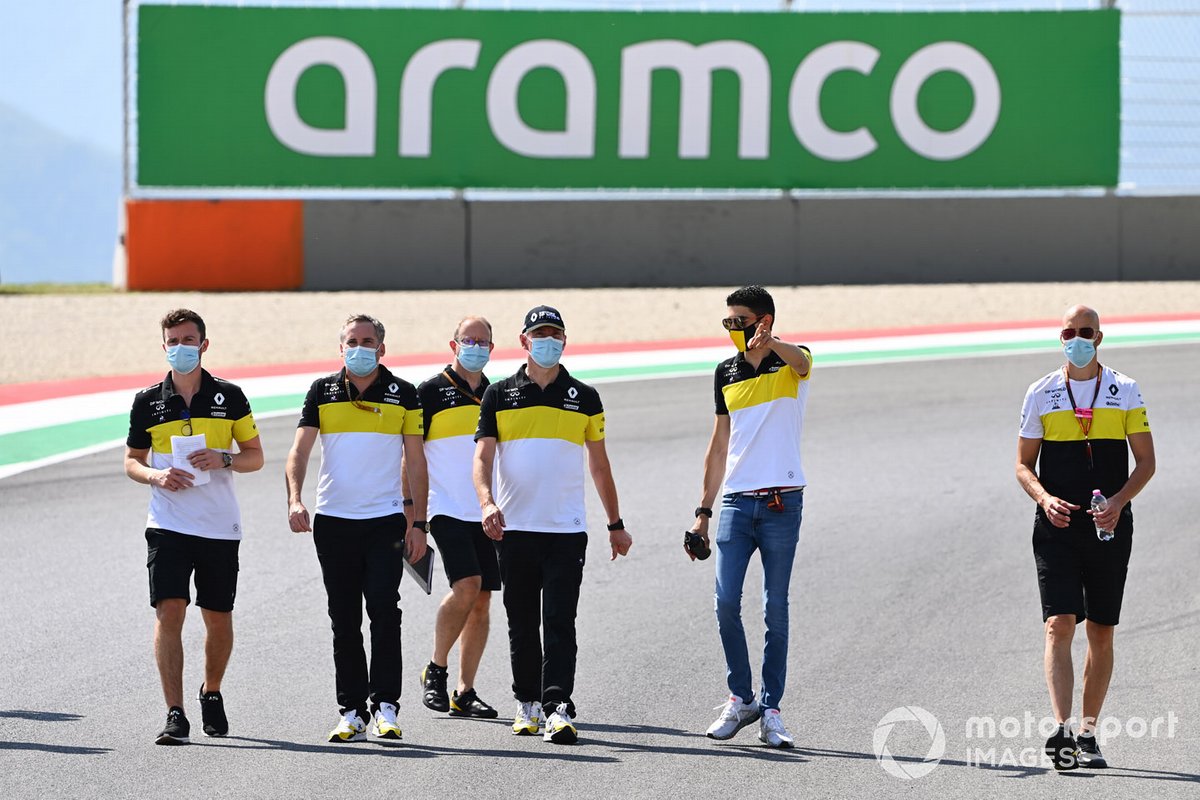 Esteban Ocon, Renault F1, cammina in pista con i colleghi