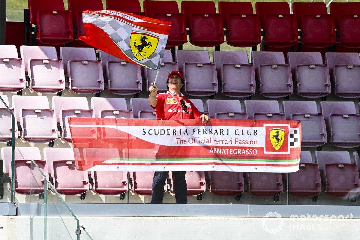 Un tifoso della Ferrari sventola la bandiera in una tribuna