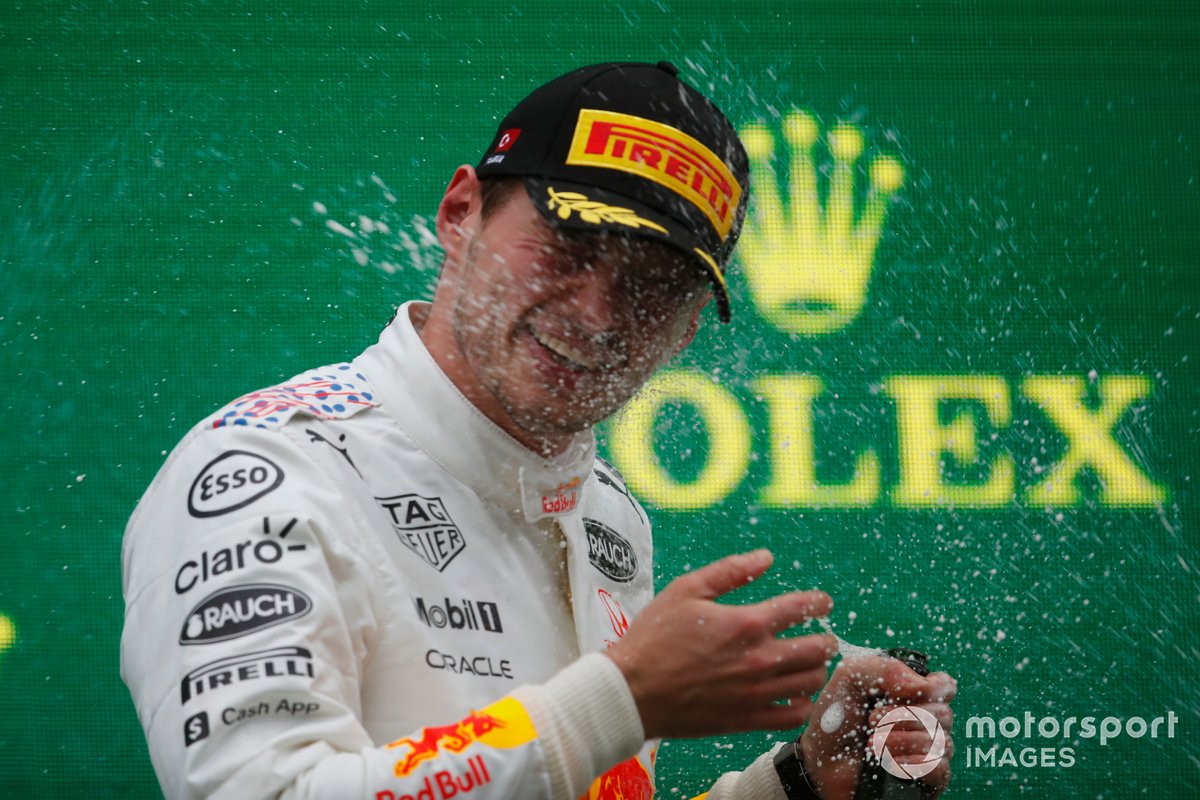 Max Verstappen, Red Bull Racing, 2a posizione, sul podio