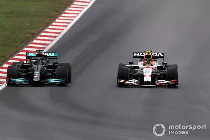 Lewis Hamilton, Mercedes W12, batalla con Sergio Pérez, Red Bull Racing RB16B
