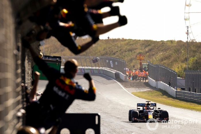 Ganador Max Verstappen, Red Bull Racing RB16B cruza la meta