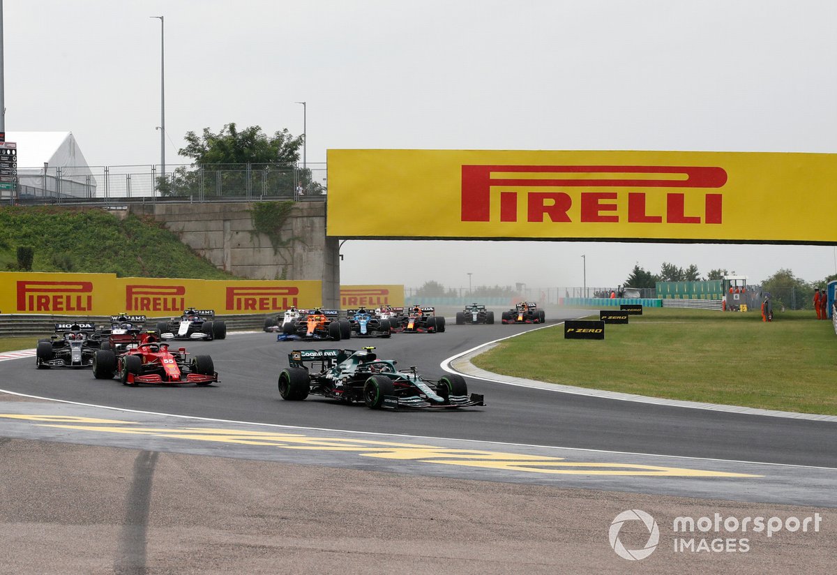 Sebastian Vettel, Aston Martin AMR21, Carlos Sainz Jr., Ferrari SF21, Yuki Tsunoda, AlphaTauri AT02