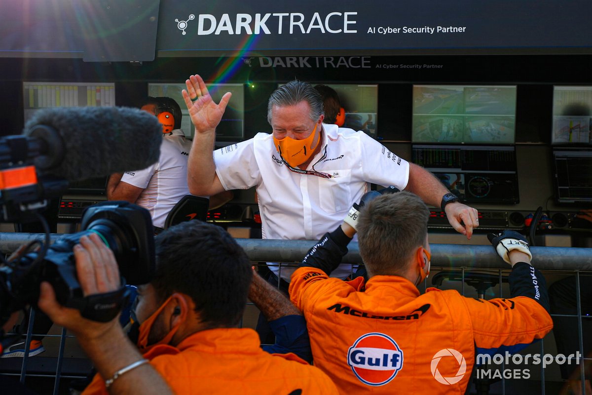 Zak Brown, director general de McLaren Racing, y el equipo McLaren celebran la victoria