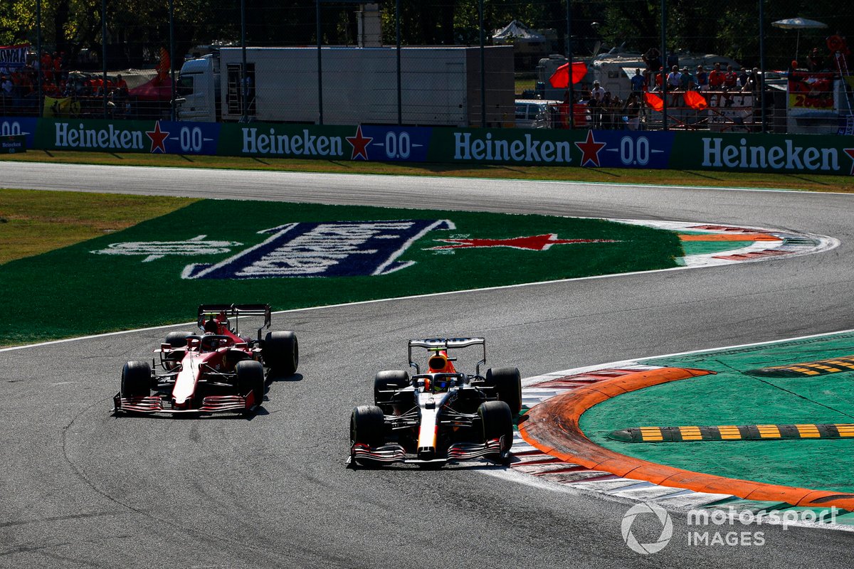 Sergio Pérez, Red Bull Racing RB16B, Carlos Sainz Jr., Ferrari SF21