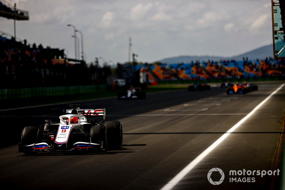 Nikita Mazepin, Haas VF-21, e altri piloti si esercitano nelle procedure di partenza alla fine della FP1