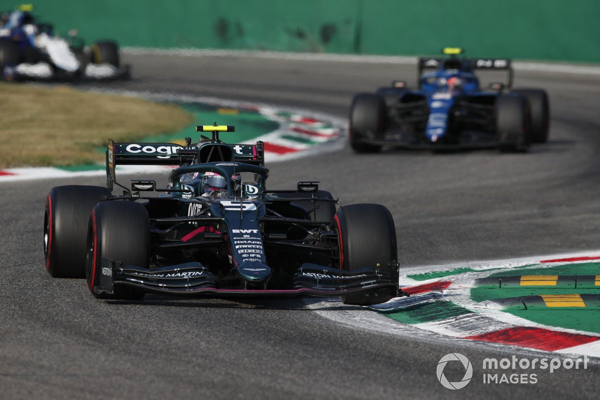 Sebastian Vettel, Aston Martin AMR21, Esteban Ocon, Alpine A521
