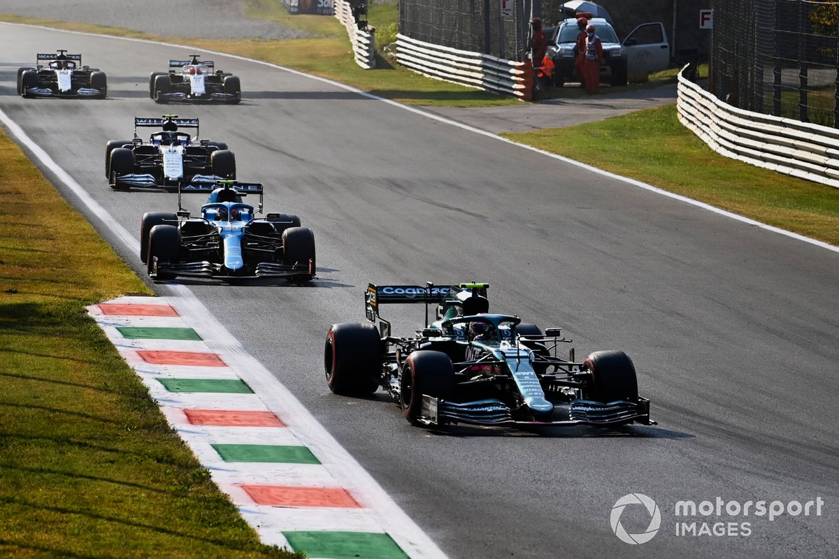 Sebastian Vettel, Aston Martin AMR21, Fernando Alonso, Alpine A521, e Nicholas Latifi, Williams FW43B