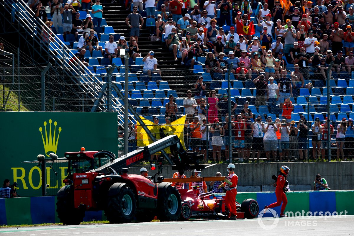 Carlos Sainz Jr., el Ferrari SF21 choca en la clasificación