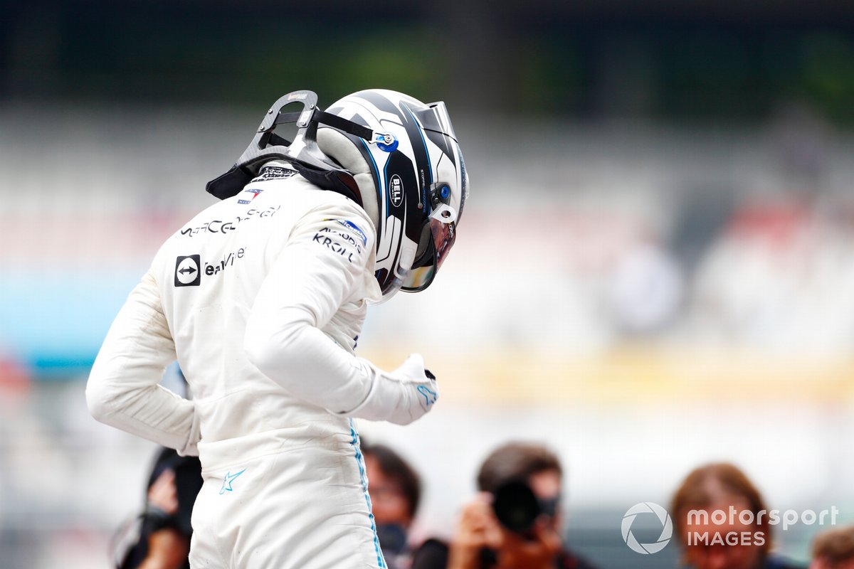 Stoffel Vandoorne, Mercedes-Benz EQ, EQ Silver Arrow 02, festeggia in Parc Ferme dopo aver conquistato il titolo di campione del mondo