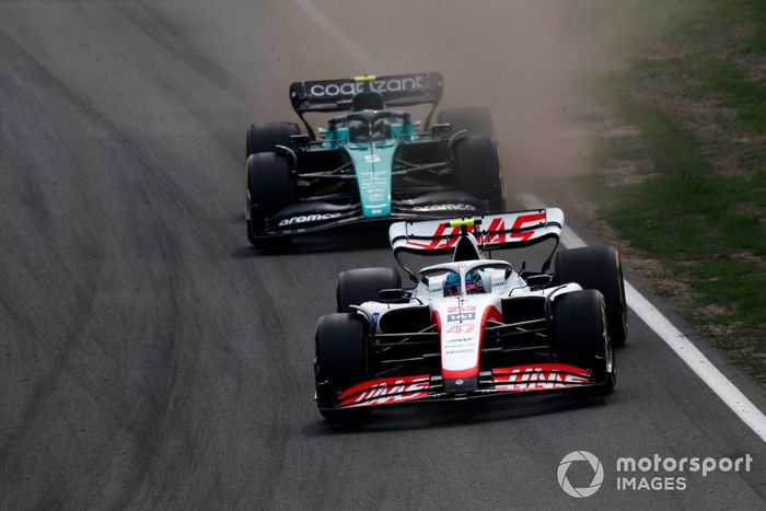 Mick Schumacher, Haas VF22, Sebastian Vettel, Aston Martin AMR22